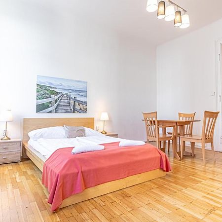 Simple Apartment Near Wiener Stadthalle Exterior foto