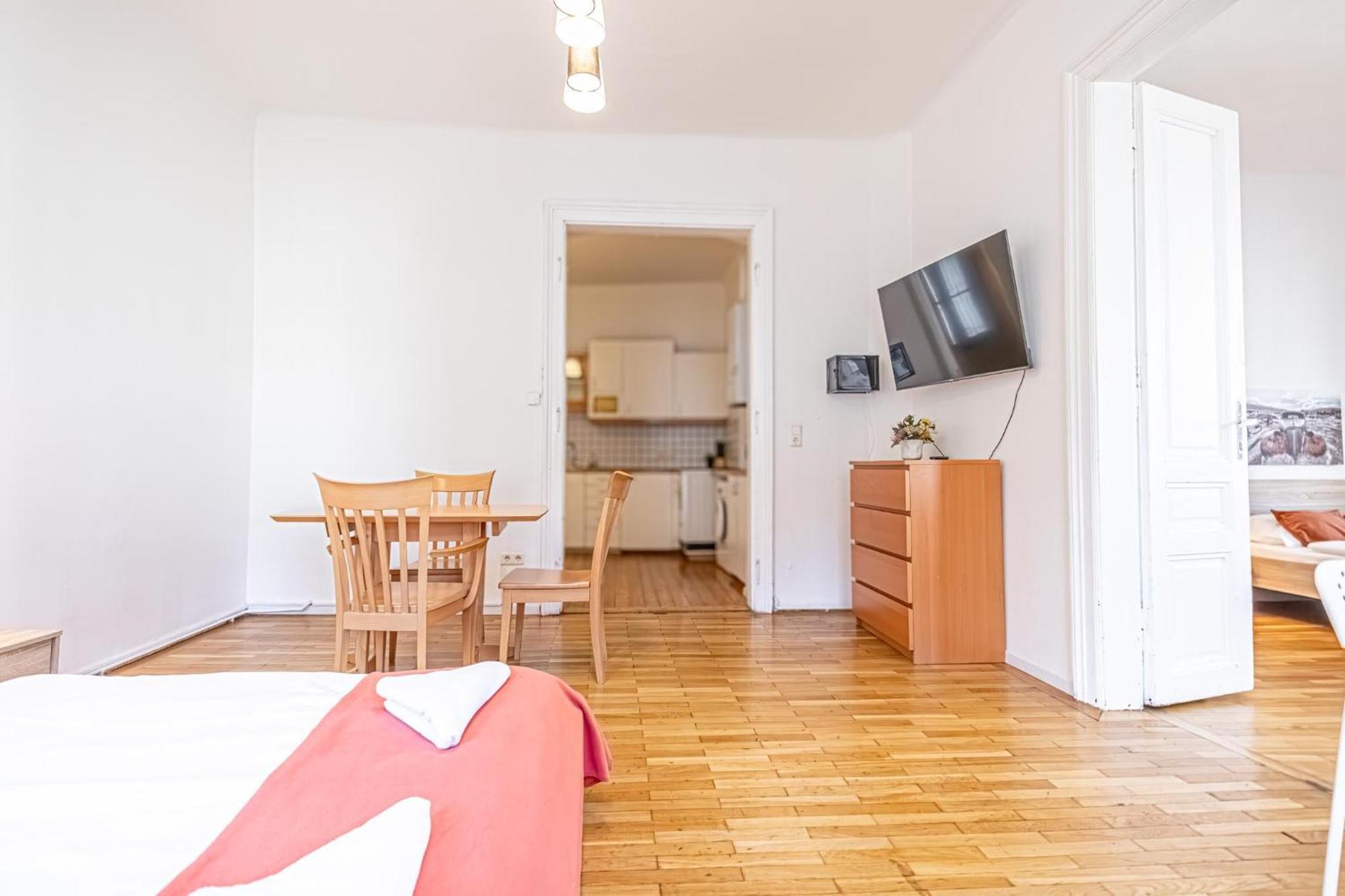 Simple Apartment Near Wiener Stadthalle Exterior foto